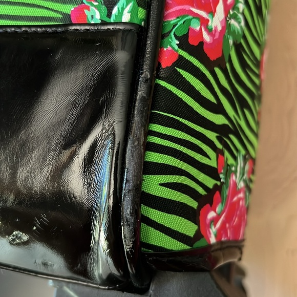 Fun Fun Betseyville Floral Rolling Suitcase - Picture 12 of 16